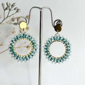 Echte eye catchers! Petrol groen met mintgroene oorbellen in een rond model. De kraaltjes zijn met de hand geregen en de hangers hangen aan gouden RVS oorstekers. Licht van gewicht en de lengte is 4 cm.