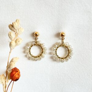 Ronde naturel zand facet oorbellen aan 24 KRT vergulde RVS gouden oorknopjes. Mooi naturel van kleur! Ze zijn handgeregen en hangen aan leuke druppeloorstekers. Lichtgewicht en lengte van 2 cm.