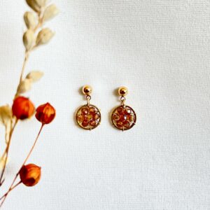 Ronde cognac bruine facet oorbellen 1,7 cm aan gouden RVS oorknopjes