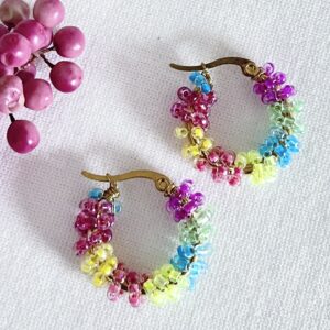 RVS gouden creolen 20mm met een mix van gekleurde kleine kraaltjes