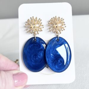Sjieke blauwe ovale oorbellen met RVS oorstekers in de vorm van koraal