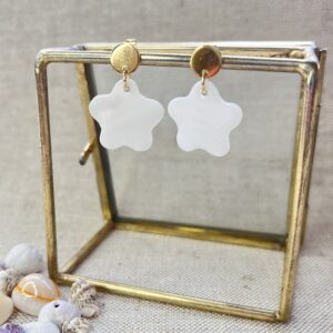 541-Mon-Couleur-sieraden-by-Alinde-schelp-bloem-wit-parelmoer_RVS-goud-oorstekers-rond