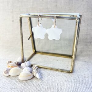 542-Mon-Couleur-sieraden-by-Alinde-schelp-bloem-wit-parelmoer_24K-verguld-RVS-goud-creool-oorring-rond