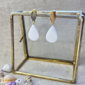 545-Mon-Couleur-sieraden-by-Alinde-schelp-druppel-wit-parelmoer_RVS-goud-oorsteker-ovaal