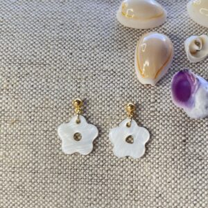 546a-Mon-Couleur-sieraden-by-Alinde-schelp-bloem-klein-wit-parelmoer_24K-verguld-RVS-goud-oorknopje