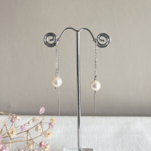 552.04-Mon-Couleur-sieraden-by-Alinde-RVS-zilveren-oorstekers-doortrek-lang-met-ketting_een-zoetwater-parel