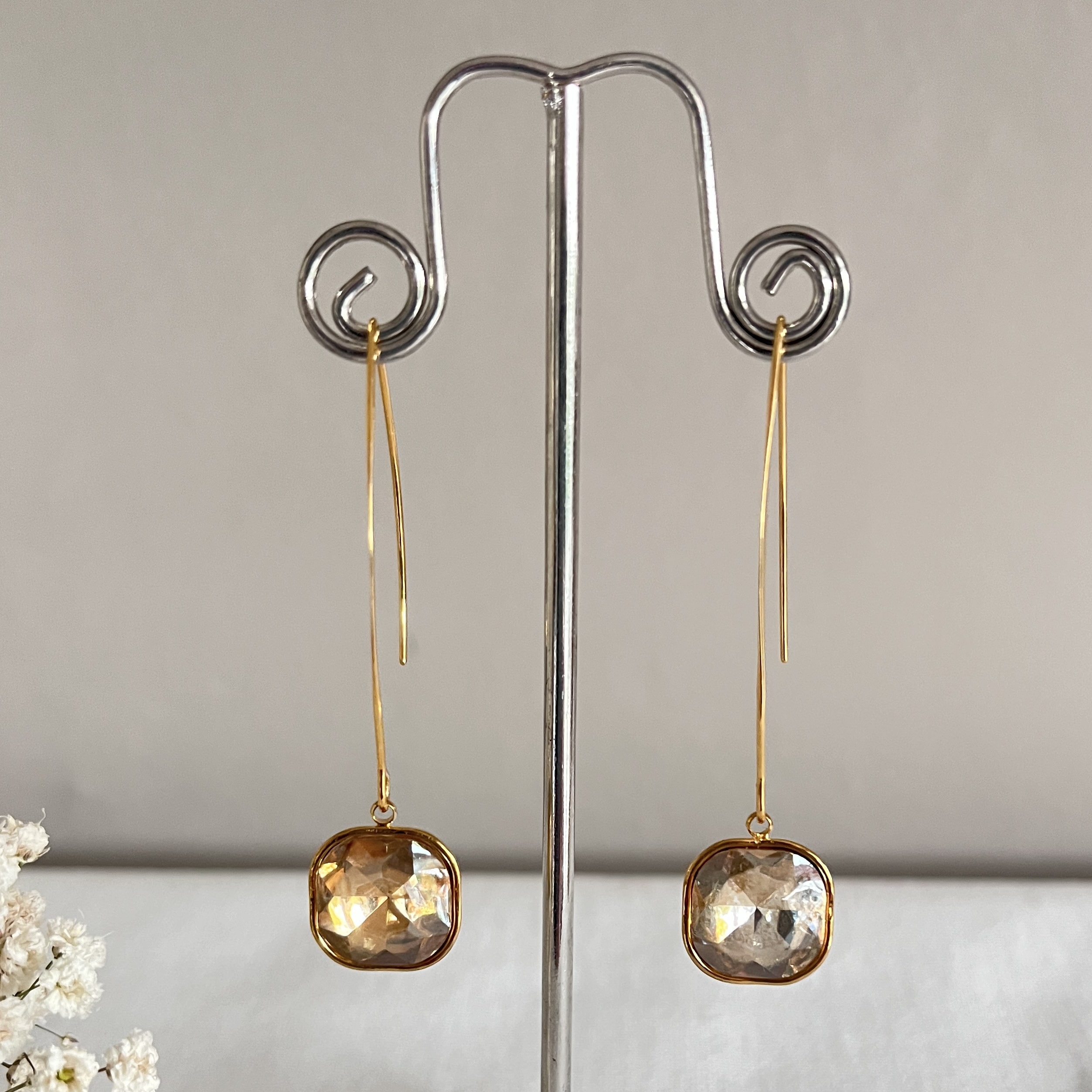 555.02-Mon-Couleur-sieraden-by-Alinde-RVS-vergulde-gouden-oorhaken-lang-kristallen-champagne