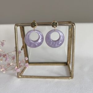 225-Mon-Couleur-sieraden-by-Alinde-resin-oorbellen-rond-open-midi-lila-_goud-RVS-oorstekers