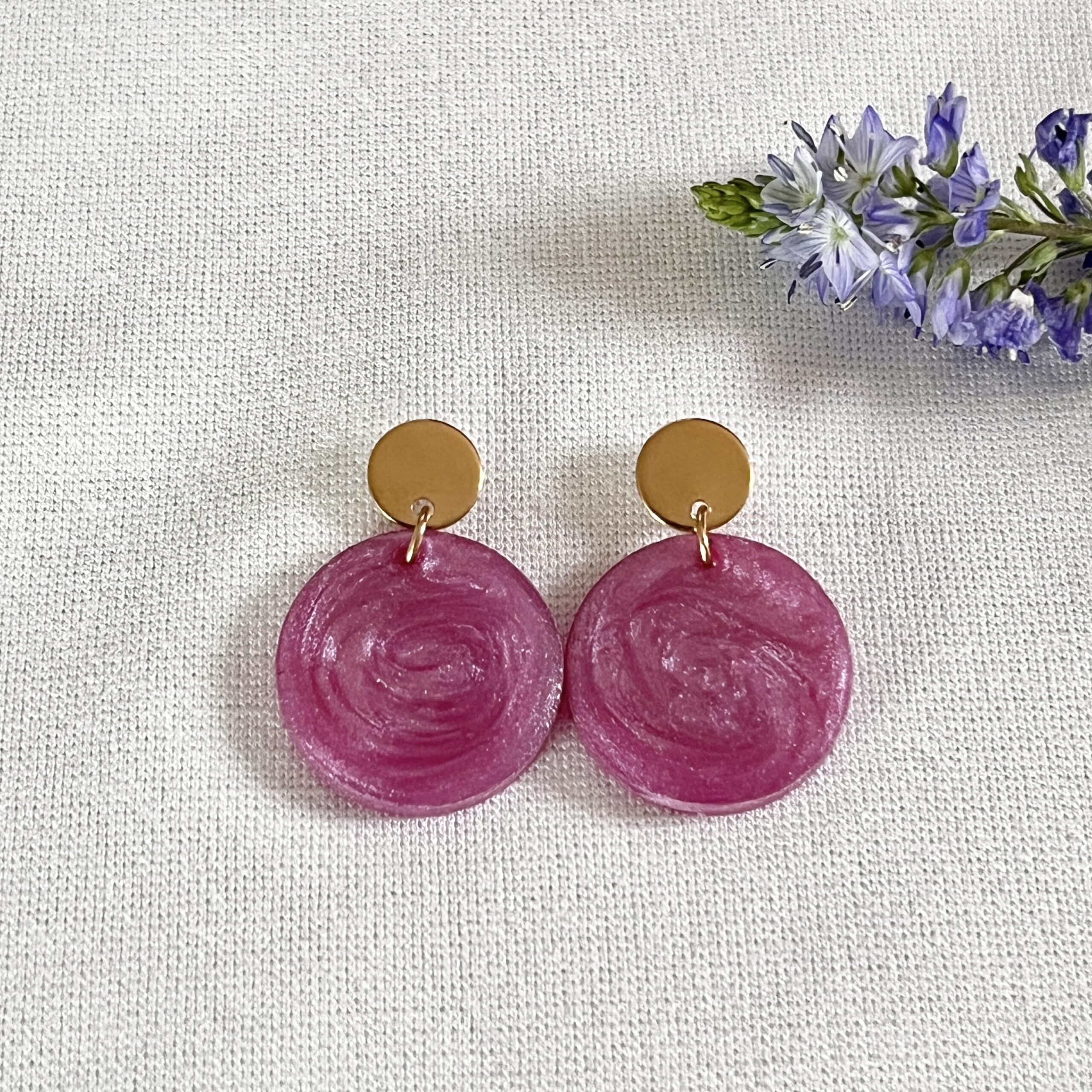 434.01-Mon-Couleur-sieraden-by-Alinde-resin-oorbellen-rond-fuchsia-roze_RVS-gouden-oorstekers