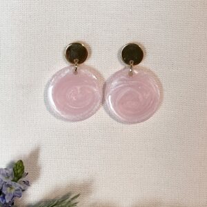 558-Mon-Couleur-sieraden-by-Alinde-resin-oorbellen-rond-zacht-poeder-roze_gouden-RVS-oorstekers