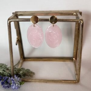 559-Mon-Couleur-sieraden-by-Alinde-resin-oorbellen-ovaal-midi-zacht-poeder-roze_gouden-RVS-oorstekers