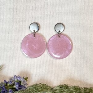 560-Mon-Couleur-sieraden-by-Alinde-resin-oorbellen-rond-lichtroze_zilveren-RVS-oorstekers
