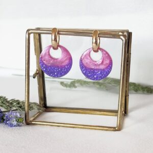 561-Mon-Couleur-sieraden-by-Alinde-resin-oorbellen-rond-grootgat-roze-paars-gebobbeld_gouden-vergulde-ovale-creolen-