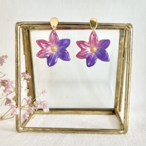 563-Mon-Couleur-sieraden-by-Alinde-resin-oorbellen-bloem-roze-paars-gouden-rvs-oorstekers