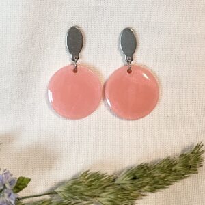 565-Mon-Couleur-sieraden-by-Alinde-resin-oorbellen-rond-zacht-zalm-zalmroze_zilveren-RVS-oorstekers