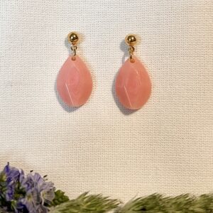 568-Mon-Couleur-sieraden-by-Alinde-resin-oorbellen-druppel-klein-facet-zalm-zalmroze-roze_gouden-vergulde-RVS-oorstekers