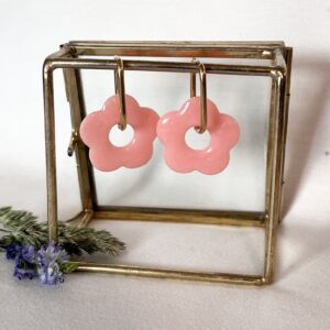 569-Mon-Couleur-sieraden-by-Alinde-resin-oorbellen-bloem-zalm-zalmroze-roze_gouden-RVS-ovale-creolen