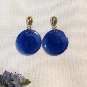 570-Mon-Couleur-sieraden-by-Alinde-resin-oorbellen-rond-kobalt-konings-blauw_gouden-RVS-oorstekers