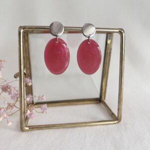 574-Mon-Couleur-sieraden-by-Alinde-resin-oorbellen-ovaal-midi-fuchsia-roze_zilveren-RVS-oorstekers