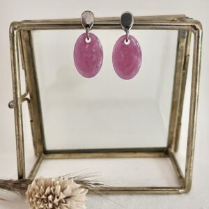 575-Mon-Couleur-sieraden-by-Alinde-resin-oorbellen-ovaal-mini-fuchsia-roze_zilveren-RVS-oorstekers