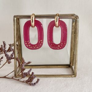 576-Mon-Couleur-sieraden-by-Alinde-resin-oorbellen-rechthoek-afgerond-gat-fuchsia-roze-goudvlok_gouden-RVS-creolen