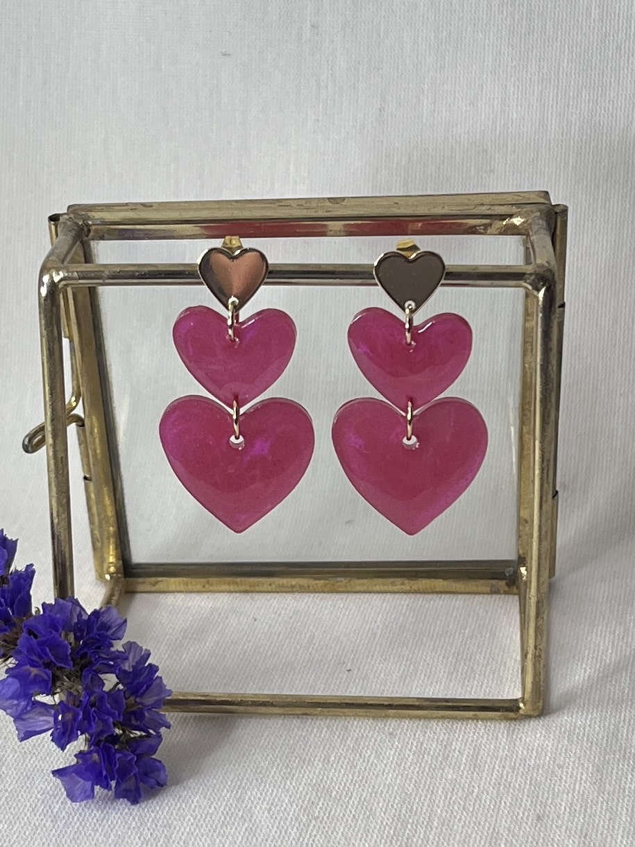 577-Mon-Couleur-sieraden-by-Alinde-resin-oorbellen-drie-hartjes-fuchsia-roze_gouden-RVS-hartjes