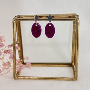 580-Mon-Couleur-sieraden-by-Alinde-resin-oorbellen-ovaal-mini-paars-aubergine-_zilveren-RVS-oorstekers