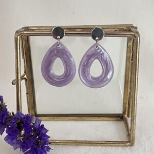 581-Mon-Couleur-sieraden-by-Alinde-resin-oorbellen-druppel-midi-gat-lila_zilveren-RVS-oorstekers