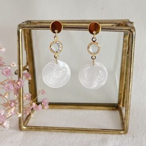 582-Mon-Couleur-sieraden-by-Alinde-resin-oorbellen-rond-wit-naturel_goud-kristal-RVS-oorstekers