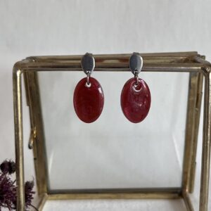 584-Mon-Couleur-sieraden-by-Alinde-resin-oorbellen-ovaal-mini-rood-bordeauxrood-wijnrood-_zilveren-RVS-oorstekers