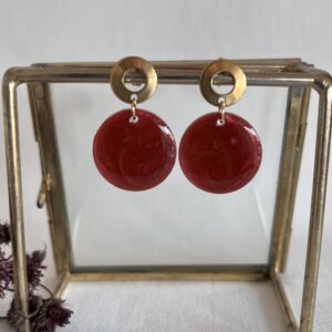 585-Mon-Couleur-sieraden-by-Alinde-resin-oorbellen-rond-rood-bordeauxrood-wijnrood-_gouden-RVS-oorstekers