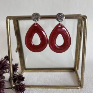 586-Mon-Couleur-sieraden-by-Alinde-resin-oorbellen-druppel-midi-gat-rood-bordeauxrood-wijnrood_zilveren-RVS-oorstekers