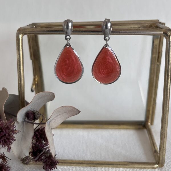 Burgundy/bordeaux metal oorbellen
