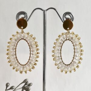 596-Mon-Couleur-sieraden-by-Alinde-oorbellen-ovaal-5-cm-kubus-facet-wit-offwhite-ivoorwit-goud-geregen_RVS-goud-oorstekers