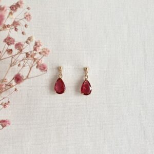 598-Mon-Couleur-sieraden-by-Alinde-oorbellen-feest-kerst-kristal-magenta-fuchsia-roze-hanger_RVS-vergulde-gouden-oorknopjes