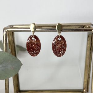 603-Mon-Couleur-sieraden-by-Alinde-resin-oorbellen-ovaal-mini-bruin-gouden-glitters_gouden-RVS-oorstekers