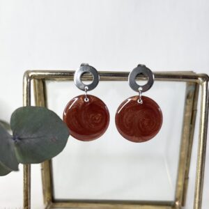 604-Mon-Couleur-sieraden-by-Alinde-resin-oorbellen-rond-bruin_zilveren-open-RVS-oorstekers