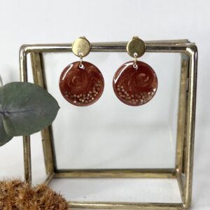 605-Mon-Couleur-sieraden-by-Alinde-resin-oorbellen-rond-bruin-gouden-glitters_gouden-RVS-oorstekers