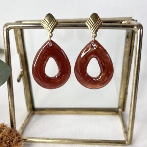 606-Mon-Couleur-sieraden-by-Alinde-resin-oorbellen-druppel-midi-gat-bruin_gouden-RVS-ruit-oorstekers