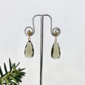 608-Mon-Couleur-sieraden-by-Alinde-oorbellen-feest-kerst-kristalsteen-bruin-taupe-druppel-hanger_RVS-gouden-oorknopjes