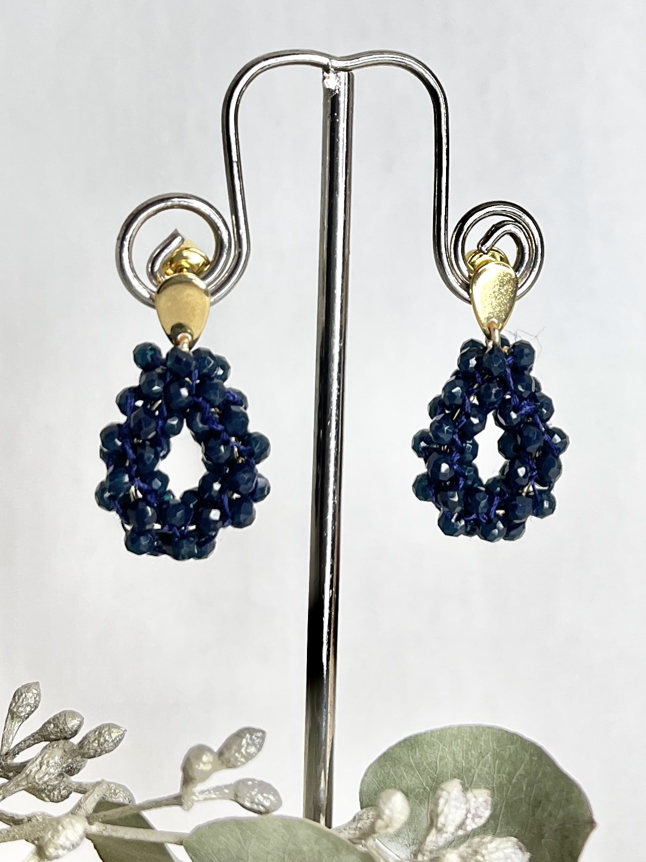 618-Mon-Couleur-sieraden-by-Alinde-druppel-oorbellen-klein-facet-donkerblauw-blauw-geregen_goud-RVS-oorstekers
