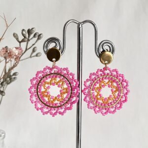 Mon-Couleur-sieraden-by-Alinde-delica-oorbellen-rond-fuchsia-roze-oranje_rvs-gouden-oorstekers