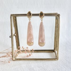618-Mon-Couleur-sieraden-by-Alinde-resin-oorbellen-lang-smal-satijn-zalm-poeder-licht-roze-goudvlokken_goud-RVS-oorstekers