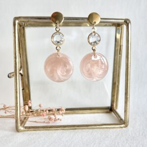 619-Mon-Couleur-sieraden-by-Alinde-resin-oorbellen-rond-satijn-zalm-poeder-licht-roze-_goud-kristal-RVS-oorstekers