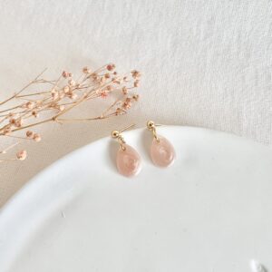 620-Mon-Couleur-sieraden-by-Alinde-resin-oorbellen-druppel-klein-satijn-zalm-poeder-licht-roze-_goud-RVS-oorknopje