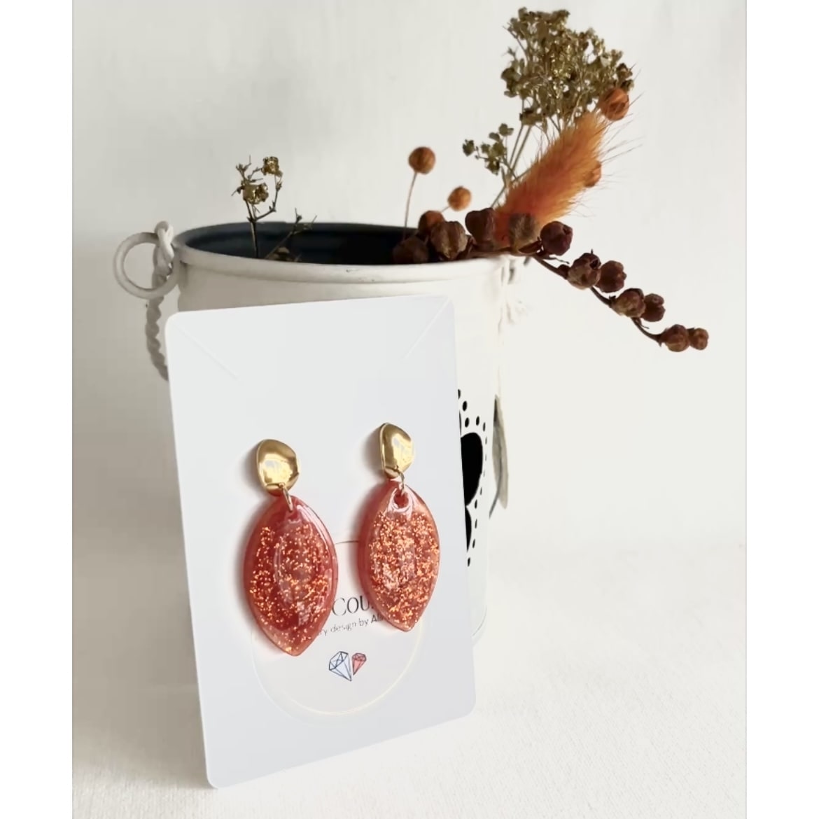 621-Mon-Couleur-sieraden-by-Alinde-resin-oorbellen-ovaal-punt-roestbruin-brons-glitters-bruin_RVS-gouden-oorstekers