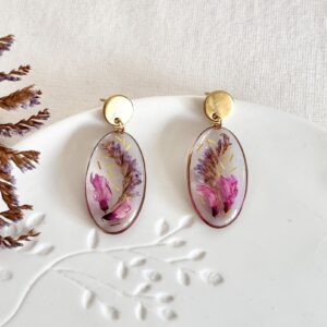 638-Mon-Couleur-sieraden-by-Alinde-RVS-gouden-ring-ovaal-droogbloem-roze-lila_gouden-RVS-oorstekers