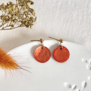 649-Mon-Couleur-sieraden-by-Alinde-rond-schelp-oranje-oorbellen-koningsdag_gouden-rvs-oorknopjes