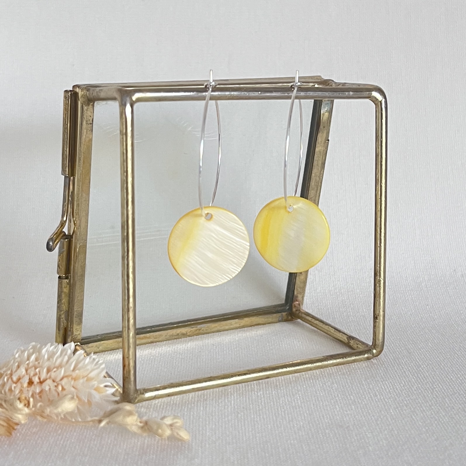 658-Mon-Couleur-sieraden-by-Alinde-rond-schelp-groot-lichtgele-oorbellen_zilveren-rvs-oorringen-creolen