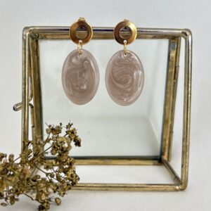 180-Mon-Couleur-sieraden-by-Alinde-resin-taupe-naturel-zand-oorbellen-midi-ovaal_gouden-oorstekers